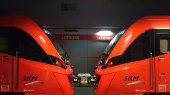 Pociąg SKM na podziemnej stacji kolejowej Warszawa Lotnisko Chopina