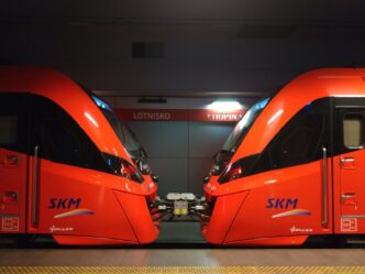 Pociąg SKM na podziemnej stacji kolejowej Warszawa Lotnisko Chopina