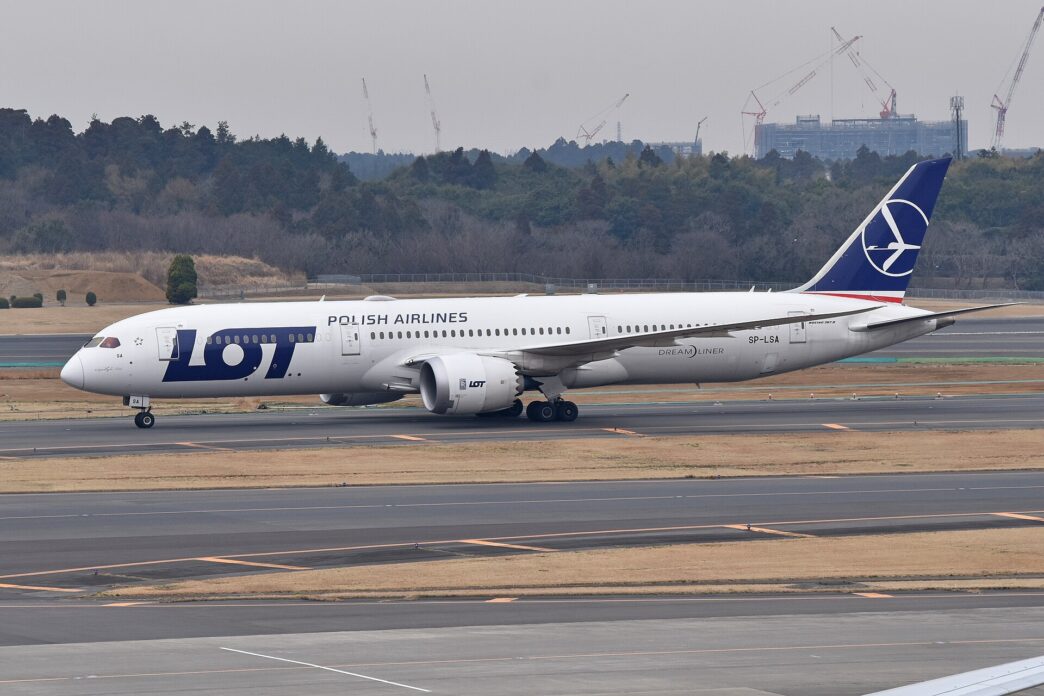 Samolot Boeing 787-9 Dreamliner w barwach LOT-u kołuje po pasie lotniska