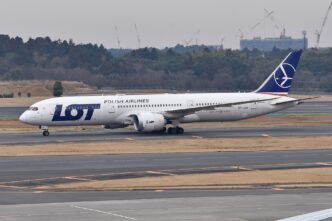Samolot Boeing 787-9 Dreamliner w barwach LOT-u kołuje po pasie lotniska
