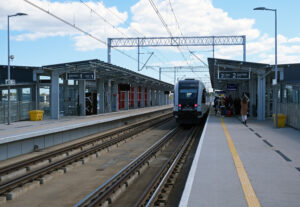 Peron stacji kolejowej Gdańsk Port Lotniczy Pomorskiej Kolei Metropolitalnej przy terminalu lotniska