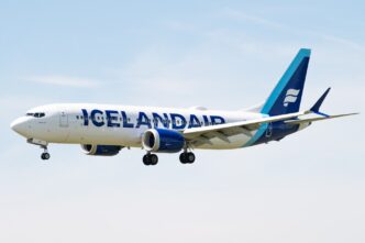 Samolot Boeing 737 MAX 8 islandzkiego przewoźnika Icelandair na płycie lotniska