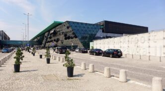 Budynek terminalu pasażerskiego lotniska Kraków Balice widziany od strony podjazdu