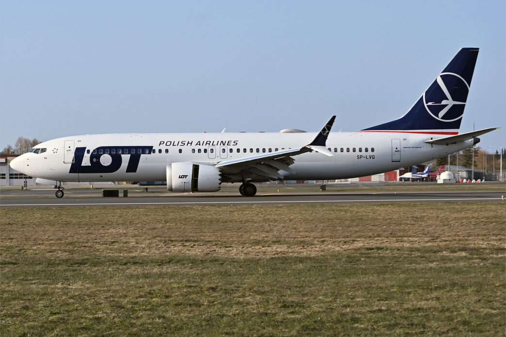 Boeing 737 MAX w biało-niebieskich barwach LOT na płycie lotniska