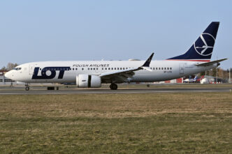 Boeing 737 MAX w biało-niebieskich barwach LOT na płycie lotniska