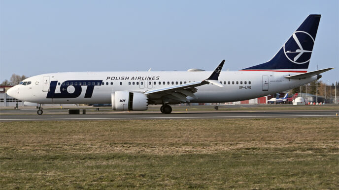 Boeing 737 MAX w biało-niebieskich barwach LOT na płycie lotniska