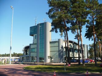 Wieża kontroli lotów i budynek terminalu lotniska w Bydgoszczy w słoneczny dzień