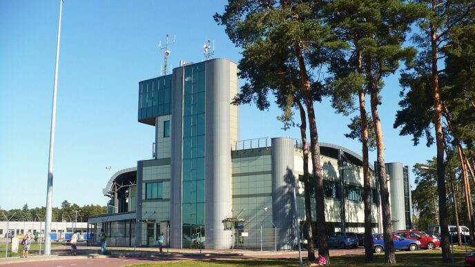Wieża kontroli lotów i budynek terminalu lotniska w Bydgoszczy w słoneczny dzień